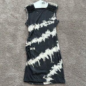 Pam & Gela Knotted Sleeve Dress. Size Large. NWT